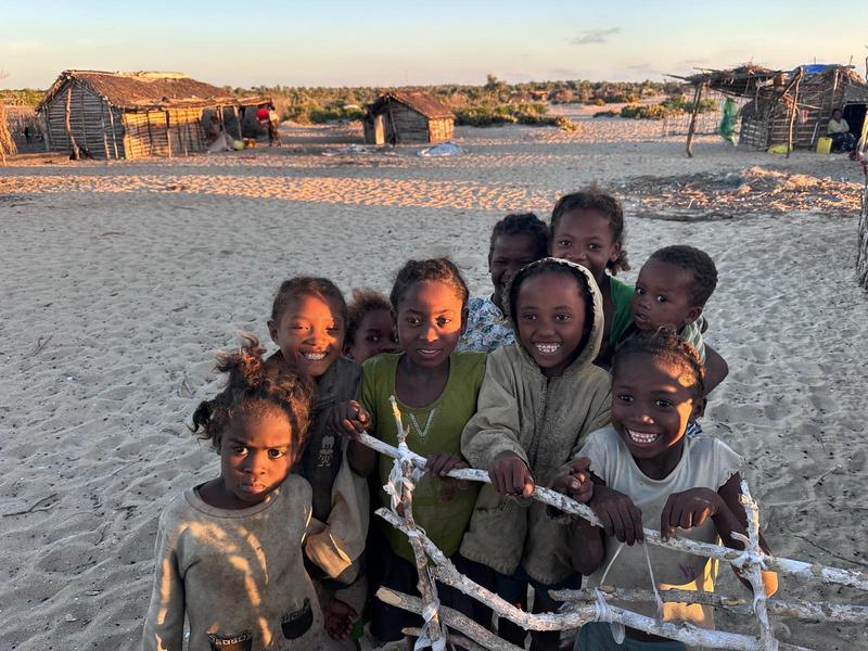 Un groupe d'enfants souriants sur le sable