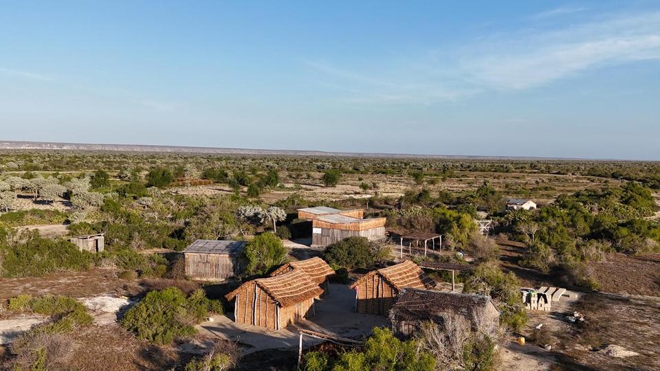 Vue d'ensemble des bâtiments du centre dans la brousse